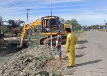 Warga Sungai Bakau Patungan Sewa Ekskavator Bersihkan Parit