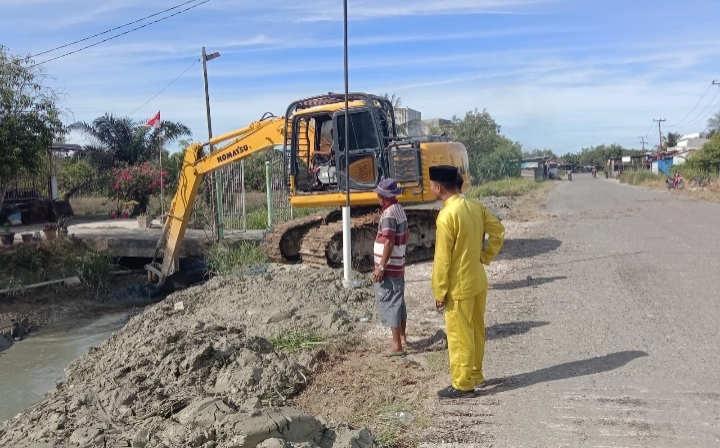 Warga Sungai Bakau Patungan Sewa Ekskavator Bersihkan Parit