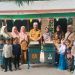 Penghulu Sintong Pusaka Afri Yudarman tampak sedang memberikan bantuan tong sampah pada sejumlah sekolah serta posyandu (Galeri foto Desa Rohil Membangun)