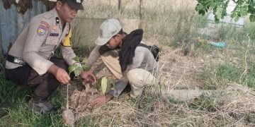 Polsek Sinaboi Sosialisasikan Program Green Policing Lewat Aksi Tanam Pohon