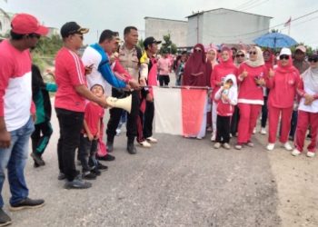 Kepenghuluan Sungai Bakau Gelar Jalan Santai Berhadiah