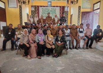 Peserta sosialisasi photo bersama dengan Camat Sinaboi dan Lurah Sinaboi (f: Iwandi)