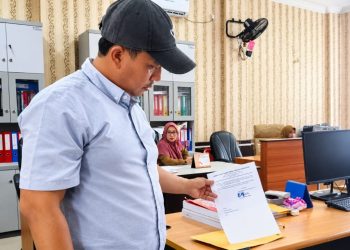 Ketua RCSA Satria Sastra secara langsung mengantar dan memberikan surat permintaan RDP ke kantor DPRD Kabupaten Rokan Hilir (f: Haes)