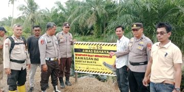 Polsek Sinaboi dan Pemerintah Desa Pasang Spanduk Imbauan di Titik Rawan