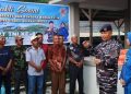Komandan Lanal Dumai Kunjungi Posal Sinaboi, Serahkan Al-Qur’an dan Salurkan Bantuan Life Jacket dan Bendera merah putih kepada Nelayan Sinaboi